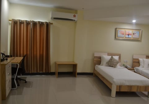 Deluxe Twin Room | Desk, iron/ironing board, free WiFi