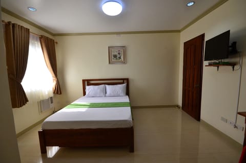 Standard Double Room | In-room safe, desk, iron/ironing board, rollaway beds
