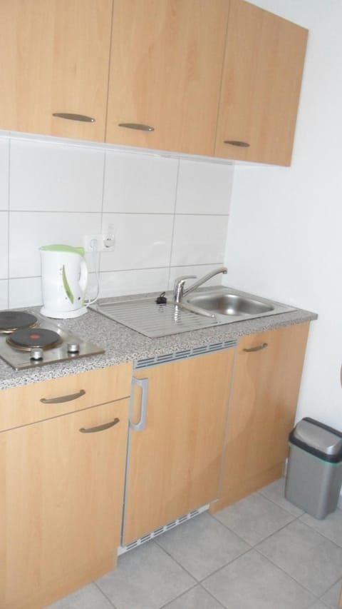 Standard Apartment, 1 Double Bed (1- Raumappartment) | Private kitchen | Fridge, microwave, stovetop, coffee/tea maker