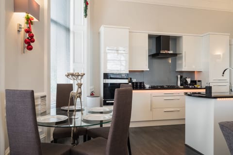 "Platinum" Luxury Apartment Double Bed with Double Walk-in Shower | Private kitchen | Full-size fridge, microwave, oven, stovetop