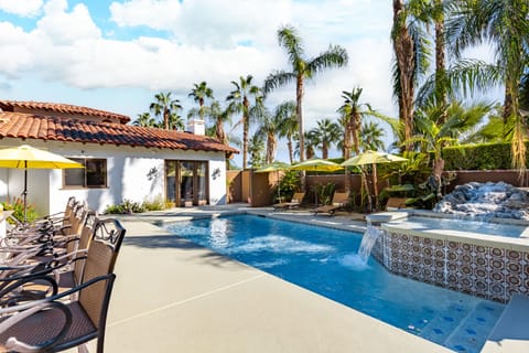 Pool. Jacuzzi. Lounge. BBQ.