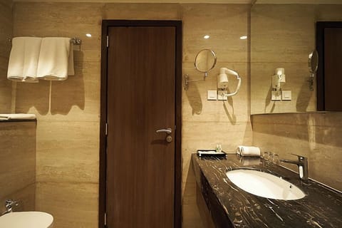 Deluxe Room | Bathroom | Shower, free toiletries, towels