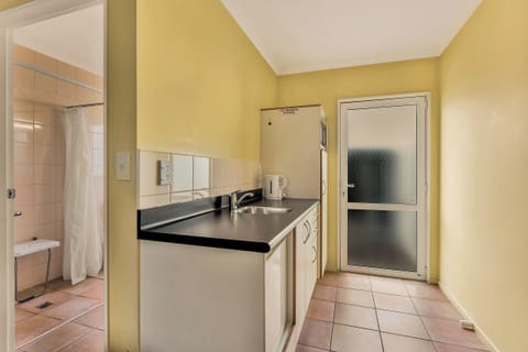 Studio | Private kitchen | Mini-fridge, microwave, coffee/tea maker, electric kettle