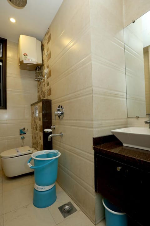 Premium Room | Bathroom | Shower, free toiletries, slippers, towels