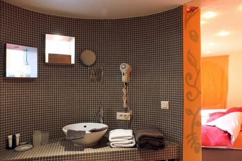 Romantic Suite, Garden View | Bathroom | Free toiletries, hair dryer, towels