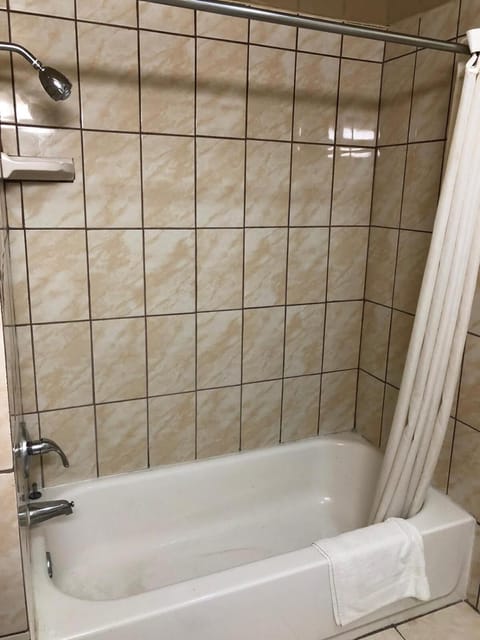 Combined shower/tub, towels