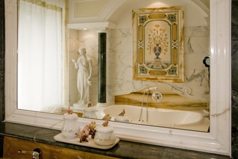 Imperial Suite | Bathroom | Combined shower/tub, jetted tub, designer toiletries, hair dryer