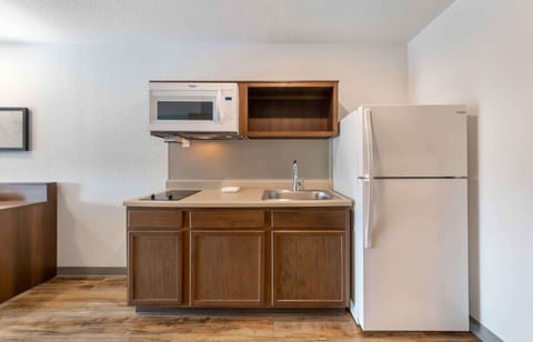 Standard Studio, Non Smoking, Refrigerator & Microwave | Private kitchen | Full-size fridge, microwave, stovetop, freezer