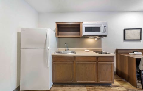 Deluxe Studio, Non Smoking, Refrigerator & Microwave | Private kitchen | Full-size fridge, microwave, stovetop, freezer