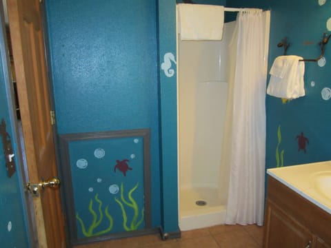 Standard Cabin, 2 Queen Beds | Bathroom | Free toiletries, towels