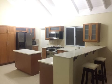 Exclusive Villa, 3 Bedrooms, 2 Bathrooms, Mountain View | Private kitchen | Full-size fridge, microwave, oven, stovetop