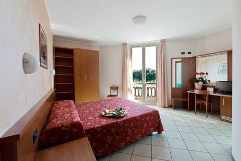 Double Room | Minibar, individually decorated, individually furnished, desk