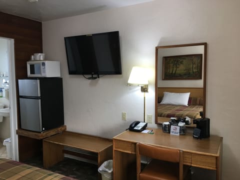 Basic Room, 1 Queen Bed, Non Smoking, Refrigerator & Microwave | Room amenity