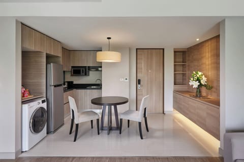 Suite, 1 Bedroom | Private kitchen | Fridge, electric kettle