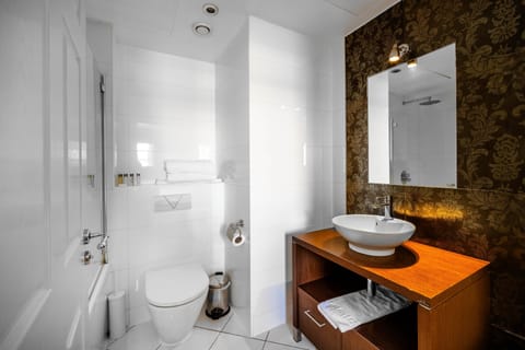 Standard Double Room | Bathroom | Rainfall showerhead, free toiletries, hair dryer, towels