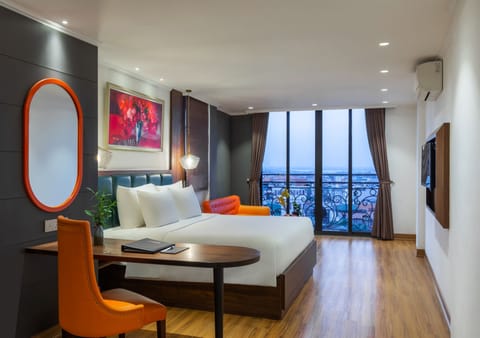 Bendecir Suite with City View | Minibar, in-room safe, desk, laptop workspace