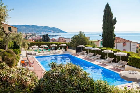 Seasonal outdoor pool, pool umbrellas, sun loungers