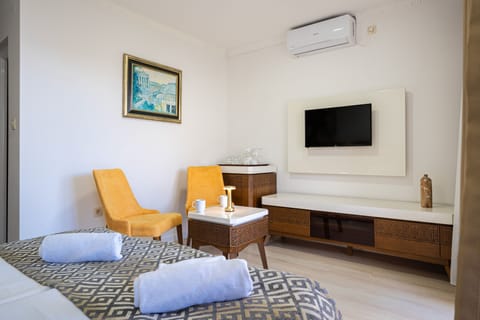 Comfort Studio, Balcony | Living area | Flat-screen TV