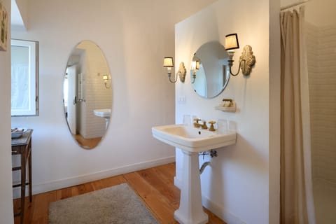 Suite | Bathroom | Free toiletries, hair dryer, bidet, towels