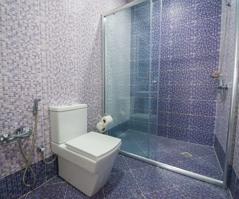 Shower, rainfall showerhead, free toiletries, hair dryer