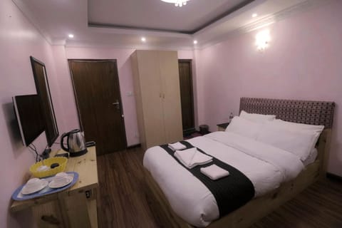 Standard Double or Twin Room, 1 Bedroom, Non Smoking | Desk, iron/ironing board, free WiFi, bed sheets