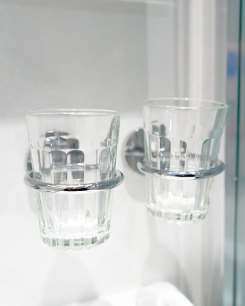 Deluxe Twin Room, Sea View | Bathroom | Shower, rainfall showerhead, towels