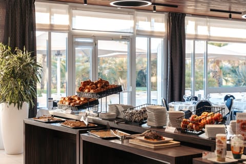 Continental breakfast for a fee on weekdays
