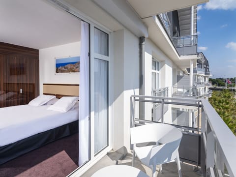 Family Suite Privilege | Minibar, in-room safe, desk, laptop workspace