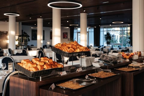 Continental breakfast on weekdays (EUR 19.5 per person)