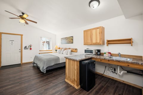 Deluxe Cabin, 1 King Bed, Kitchenette | Individually decorated, individually furnished, desk, iron/ironing board