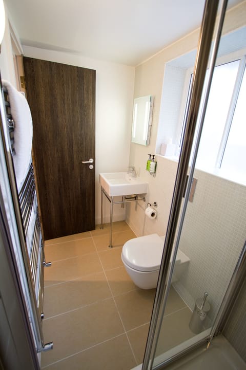 Standard Single Room | Bathroom | Shower, rainfall showerhead, free toiletries, hair dryer