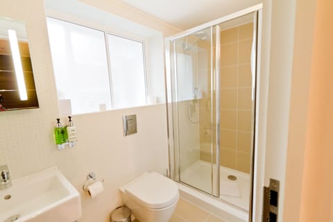 Standard Single Room | Bathroom | Shower, rainfall showerhead, free toiletries, hair dryer