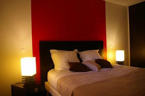 Desk, soundproofing, free WiFi, wheelchair access