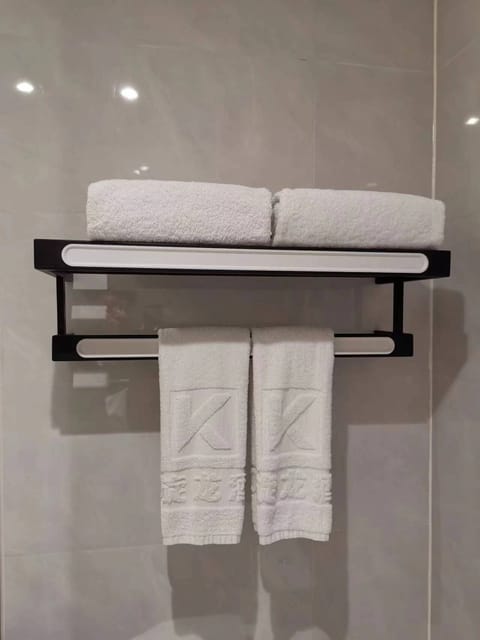 Exterior Twin Room | Bathroom | Shower, eco-friendly toiletries, hair dryer, slippers