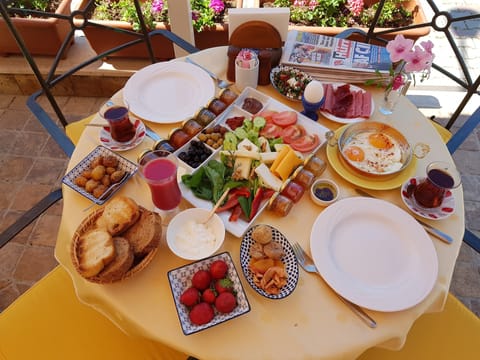 Daily cooked-to-order breakfast (EUR 13 per person)