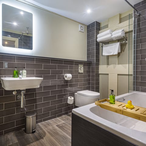 Superior Double Room | Bathroom | Free toiletries, hair dryer, bathrobes, slippers