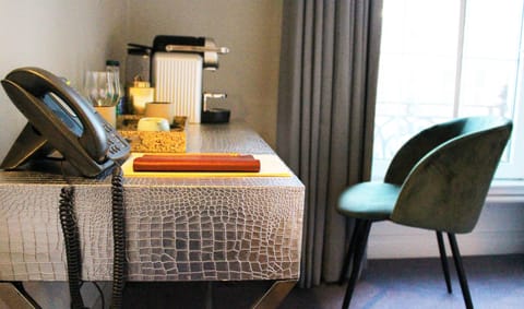 Twin Room | In-room dining