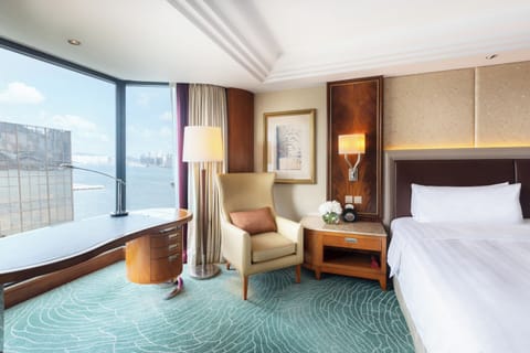 Horizon Club Deluxe Side Harbour View King Room with Club Lounge Access | In-room safe, desk, blackout drapes, soundproofing