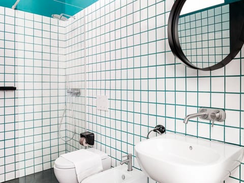 Shower, free toiletries, hair dryer, bidet