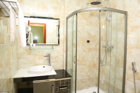 Superior Room, 1 King Bed, Accessible, Lake View | Bathroom | Combined shower/tub, designer toiletries, hair dryer, slippers