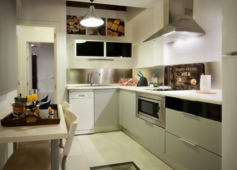 Apartment, 1 Bedroom | Private kitchen | Full-size fridge, microwave, oven, stovetop