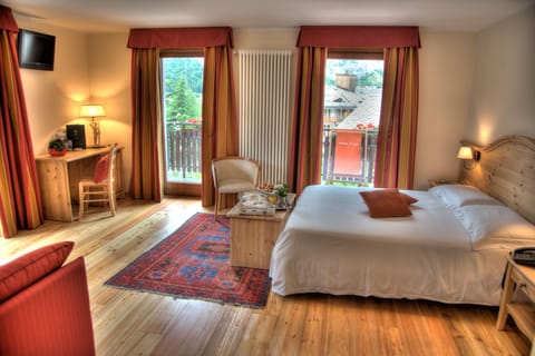 Junior Suite (One King Bed & Two Single Beds) | Down comforters, minibar, in-room safe, desk