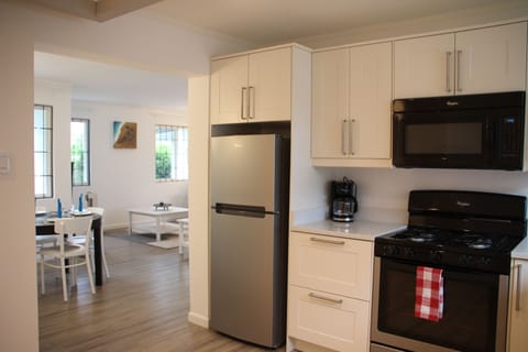 Luxury Apartment, 2 Bedrooms, Kitchen | Private kitchen | Fridge, microwave, oven, stovetop