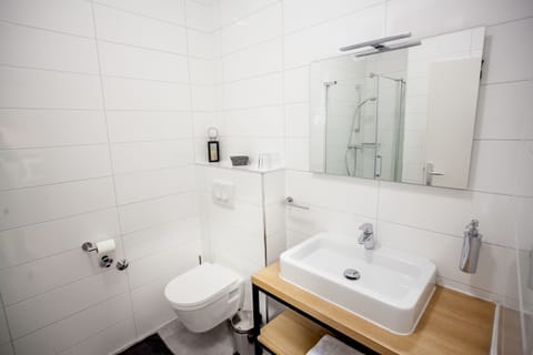 Standard Studio | Bathroom | Shower, free toiletries, hair dryer, towels