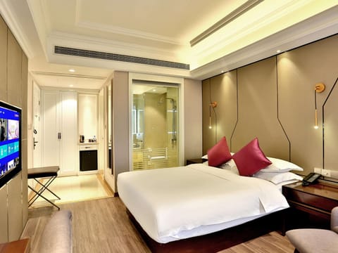 Standard Room, 1 King Bed | Minibar, in-room safe, desk, laptop workspace