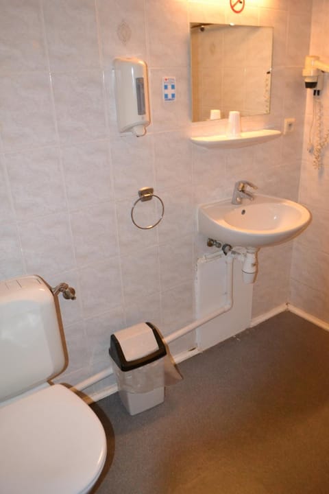 Combined shower/tub, hair dryer, towels