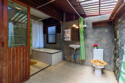Deluxe Bungalow with Balcony | Bathroom | Combined shower/tub, deep soaking tub, free toiletries, hair dryer