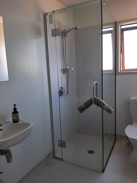 Double Room, 1 Bedroom (King/Twin Ensuite) | Bathroom sink