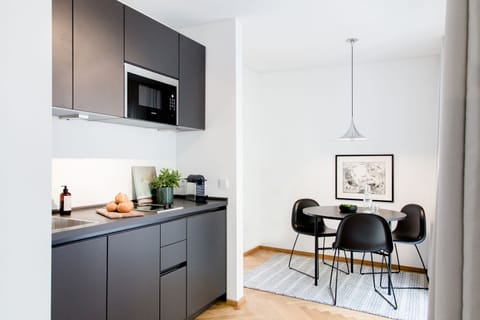 Deluxe Suite | Private kitchen | Full-size fridge, microwave, stovetop, dishwasher