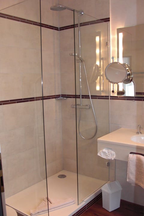 Comfort Double Room | Bathroom | Shower, rainfall showerhead, free toiletries, hair dryer